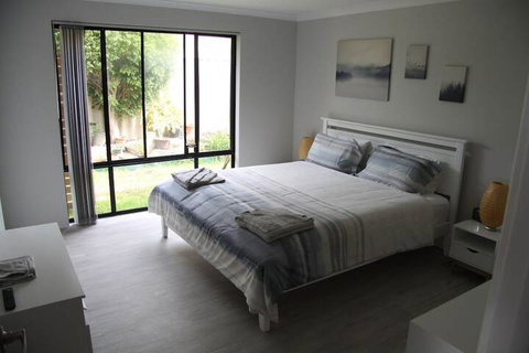 Warnbro Beach Family Accommodation - Accommodation Perth 2