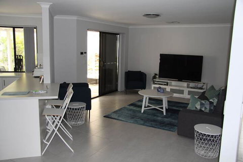 Warnbro Beach Family Accommodation - Accommodation Perth 1