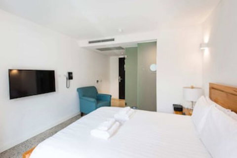 Stylish Studio With Balcony - Accommodation Perth 0