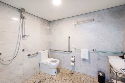 Stylish Studio With Balcony - Accommodation Perth 6