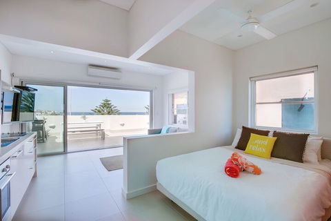 Beachfront Penthouse - Accommodation Perth 5