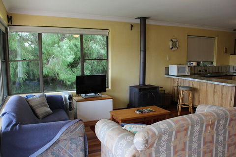 Jen's Beach House - Accommodation Perth 1