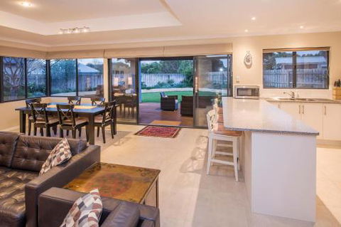 Daves Digs - Perth Resorts 5