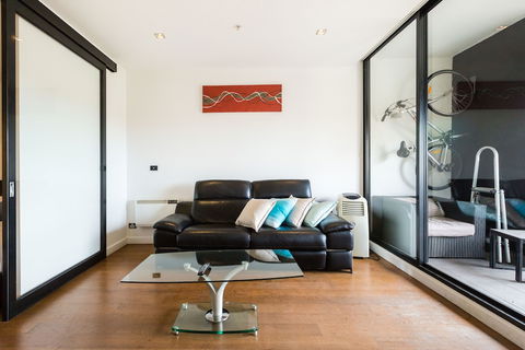 Cleo, 1BDR St Kilda Apartment - Accommodation Perth 2
