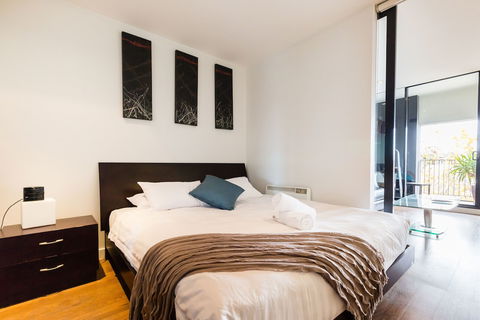 Cleo, 1BDR St Kilda Apartment - Accommodation Perth 3