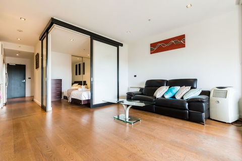 Cleo, 1BDR St Kilda Apartment - Accommodation Perth 6