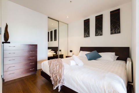 Cleo, 1BDR St Kilda Apartment - Accommodation Perth 5