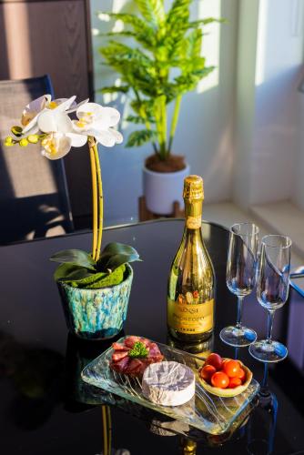 29 / F Private Apartment In Iconic Q Resort & Spa. Ocean & River Views - Accommodation Perth 2