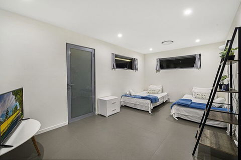 Just In Paradise Waterfront 5 Bedroom Deluxe House Central Broadbeach Location - Accommodation Perth 6