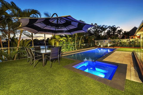 Just In Paradise Waterfront 5 Bedroom Deluxe House Central Broadbeach Location - Accommodation Perth 2