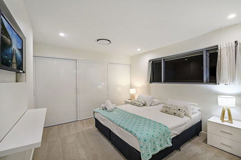 Just In Paradise Waterfront 5 Bedroom Deluxe House Central Broadbeach Location - Accommodation Perth 5