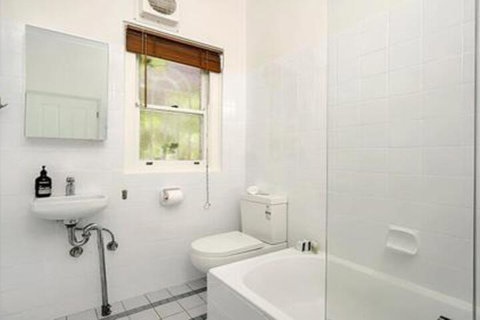Spacious Two Bedroom Apartment In Crows Nest HUNT1 - Accommodation Perth 0