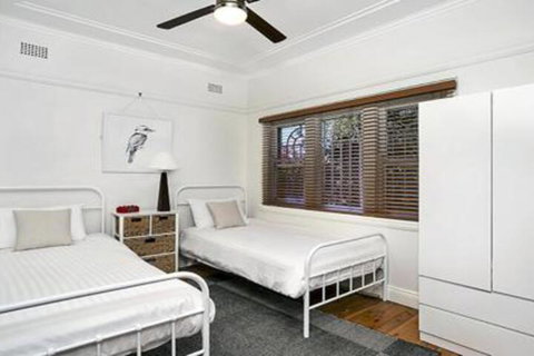 Spacious Two Bedroom Apartment In Crows Nest HUNT1 - Accommodation Perth 1