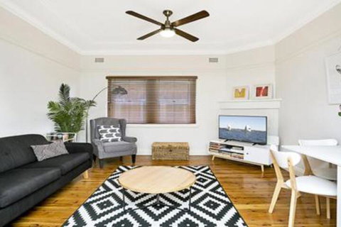 Spacious Two Bedroom Apartment In Crows Nest HUNT1 - Accommodation Perth 2