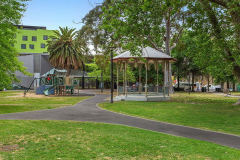 GRATTAN A Premier Location & Modern Space - Accommodation Perth 7