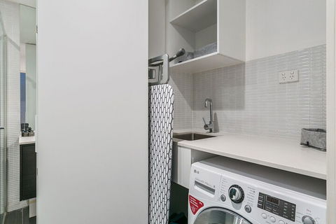 GRATTAN A Premier Location & Modern Space - Accommodation Perth 5