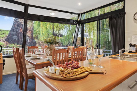 Boats And Bedzzz Houseboat Stays & Renmark River Villas - Accommodation Perth 4