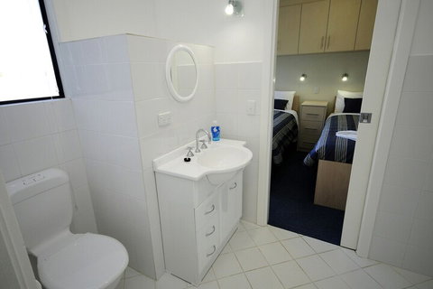 Boats And Bedzzz Houseboat Stays & Renmark River Villas - Accommodation Perth 3