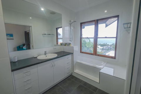 Absolute Airlie Central Airlie Beach - Perth Resorts 6