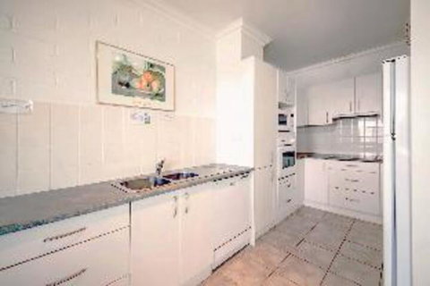 2 Bedroom Apartment Little Hut Unit 3 20 Kurrawa Close - Accommodation Perth 1