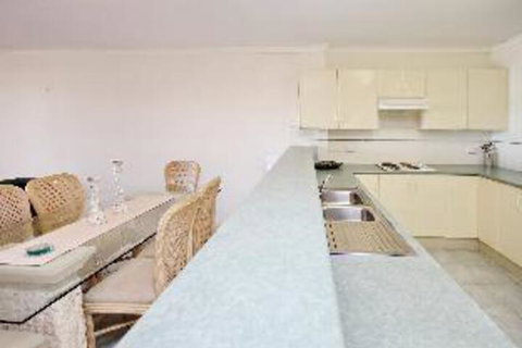 2 Bedroom Apartment Nelson Towers Victoria Parade - Accommodation Perth 2