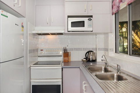 Unit 4 Coolum Sands Apartments 34 First Avenue Coolum Beach 400 BOND LINEN SUPPLIED - Perth Resorts 6