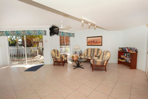 Unit 4 Coolum Sands Apartments 34 First Avenue Coolum Beach 400 BOND LINEN SUPPLIED - Perth Resorts 4