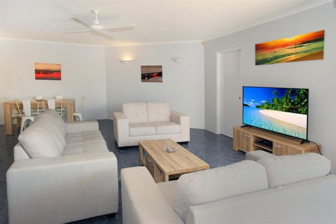 Unit 4 Coolum Sands Apartments 34 First Avenue Coolum Beach 400 BOND LINEN SUPPLIED - Perth Resorts 2