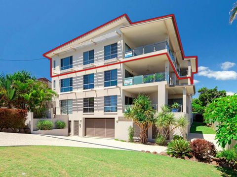 Bimbadeen Penthouse Across The Road From Main Beach! - Accommodation Perth 3