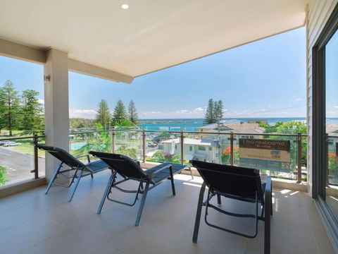 Bimbadeen Penthouse Across The Road From Main Beach! - Accommodation Perth 5