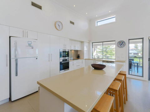Bimbadeen Penthouse Across The Road From Main Beach! - Accommodation Perth 1
