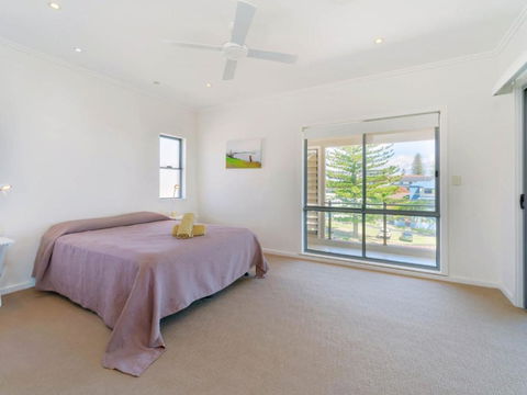 Bimbadeen Penthouse Across The Road From Main Beach! - Accommodation Perth 2