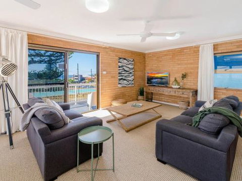 Burleigh Great House Room For The Boat Across The Road From Beach - Accommodation Perth 0