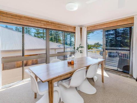 Burleigh Great House Room For The Boat Across The Road From Beach - Accommodation Perth 3