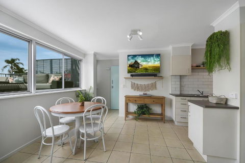 Renovated Moololaba Unit 100m To Beach - Accommodation Perth 5