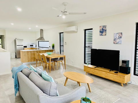 DAYDREAMING Airlie Beach Water Views & Only 200m To Boardwalk. - Accommodation Perth 1