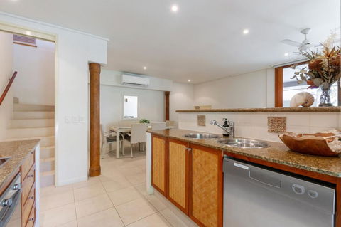 Balinese Beachfront Villa - Accommodation Perth 5