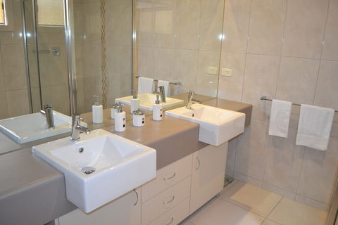 Cypress Drive Townhouse - Perth Resorts 6