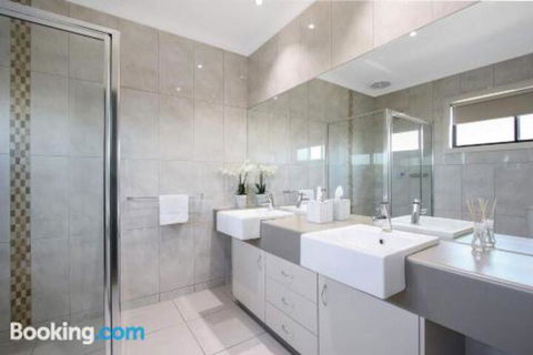 Cypress Townhouse 23 Suite - Accommodation Perth 3
