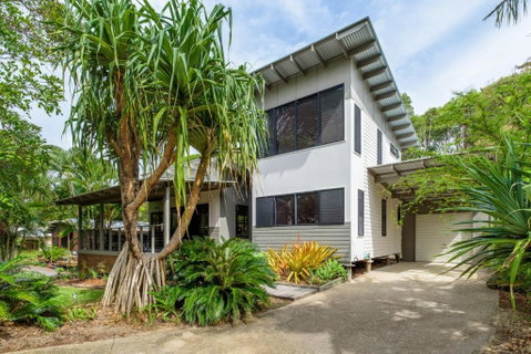 12 Naiad Court Pool Sleeps 8 Close To Beach - Accommodation Perth 3