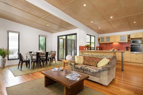 12 Naiad Court Pool Sleeps 8 Close To Beach - Accommodation Perth 4