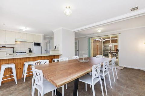 Rose Retreat - Accommodation Perth 2
