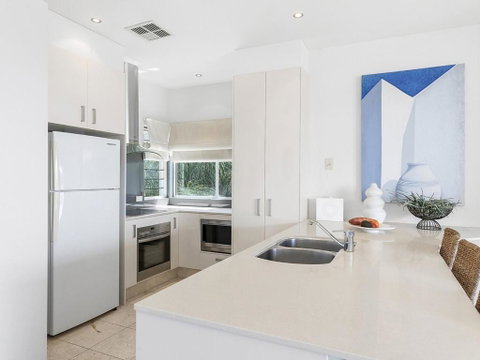 Relax In Stylish Comfort Sunshine Beach - Accommodation Perth 2