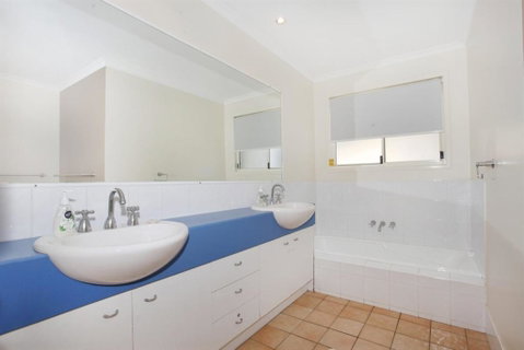 10 Barra Crescent Coolum Beach 500 BOND WIFI Walking Distance To Beach - Accommodation Perth 2