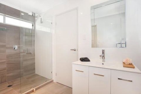 BEACH SHOPS & FABULOUS VACATION HOME! - Accommodation Perth 3