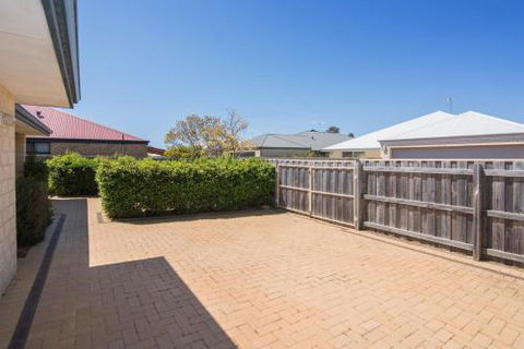 Acrosstheway - Perth Resorts 1