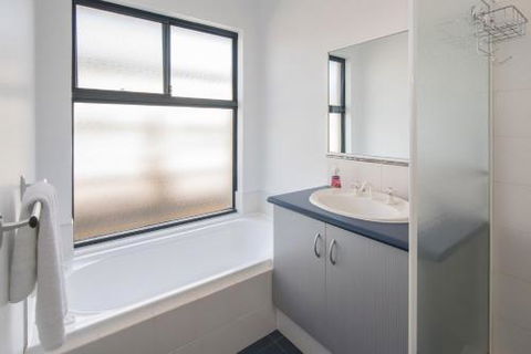 Acrosstheway - Perth Resorts 3