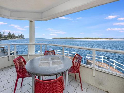 Unit 3 Pumicestone Quays Absolute Waterfront! - Perth Resorts 4