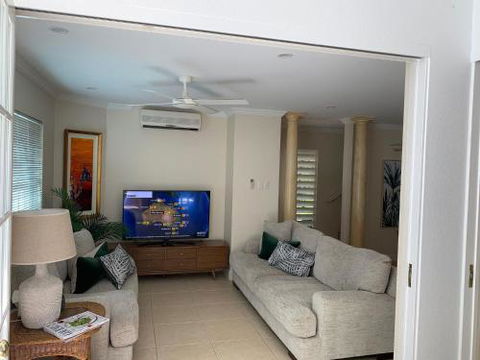 Walk To The Ocean In Five Minutes - Accommodation Perth 5