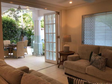 Walk To The Ocean In Five Minutes - Accommodation Perth 0